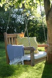 Ein Schaukel Stuhl Im Garten Frau Meise In 2020 Schaukel Garten Gartenschaukel Moderne Gartenstuhle