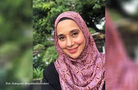 Ayu azhari sungguh murah dengan perlihatkan tubuh nya di hadapan orang ramai. Ayu Azhari Aktris Terbaik Festival Film Asia Pasifik 2001