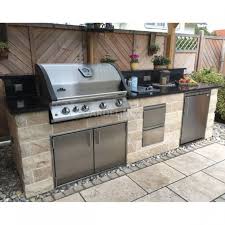 Inspiration Selbstgebaute Berdachte Moderne Au Enk Che Aus Stein Mit Napoleon Einbaugrill Im Modern Outdoor Kitchen Outdoor Kitchen Diy Outdoor Kitchen