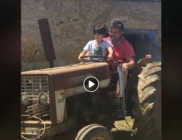 C'est en tout cas ce que révèle le magazine télé star dans son dernier numéro. L Amour Est Dans Le Pre Pierre Et Frederique Font Le Buzz Avec Leur Vieux Tracteur Le Journal Du Gers