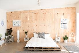 Ein bett mit stauraum könnte die lösung für ihr problem sein und lässt ihre. Palettenbett Selber Bauen Tipps Ideen Fur Palettenbetten