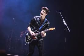 Op 20 april 2017 voegde hij there's nothing holdin' me back toe aan zijn album illuminate deluxe als nieuwe openingstrack voor zijn wereldtour in 2017. Shawn Mendes Drops New Music Video For There S Nothing Holdin Me Back Pm Studio World Wide Music News