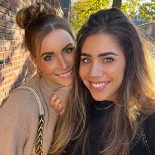 Jill & Laurine (@jill.lau)