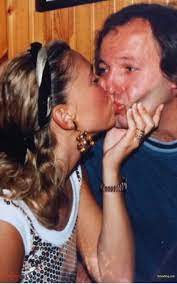 Il suo nome è sempre accostato a quello del rocker di zocca perché, da ormai cinque anni, è la sua biondissima e felicissima moglie. Vasco E Laura Il Nostro Amore Poco Spericolato