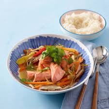 Knackiges wokgemüse, saftige hühnerspieße, pikantes curry oder leichte maki. Asiatische Kuche Essen Und Trinken
