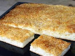 When the butter melts during baking it. Butterkuchen Rezept Leckerer Butterkuchen Vom Blech Mit Karamellisierten Mandeln