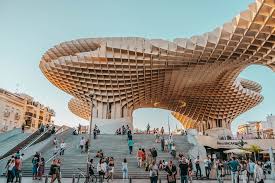Techo de la sacristía mayor de la catedral de sevilla, sevilla, españa.el templo católico es patrimonio de la humanidad desde 1987 según la unesco es la catedral gótica más grande del mundo y la tercera entre todas las iglesias. Verdades Y Mentiras Del Overtourism En Sevilla