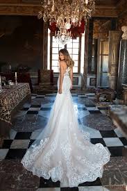 Il corpetto profondo a scollo a v è decorato con guipure. Abito Da Sposa A Sirena Abiti Da Sposa Sposa Abiti Da Sposa A Sirena