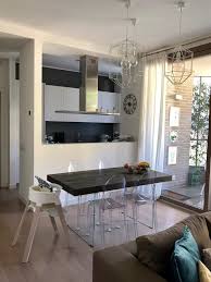 Benvenuti A Casa Dei Thejmodas Questa Giovane Famiglia Ama Viaggiare Ma Quando Soggiorno Per Piccolo Appartamento Arredamento Arredamento Soggiorno Grande