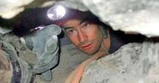 Bi kịch của chàng trai bị mắc kẹt chổng ngược 28 tiếng trong hang chật hẹp 