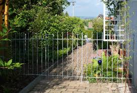 Wir bieten ihnen hochwertige spielgeräte im garten für kinder. Metall Im Garten Sichtschutz Und Pflanztroge Aus Corten Stahl