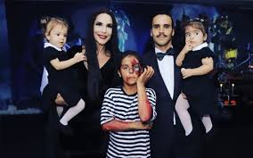 Maybe you would like to learn more about one of these? Ivete Sangalo Posa De Morticia No Aniversario Do Filho Familia Sangalo Cady Addams Quem Quem News