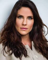 Completando 46 anos hoje a atriz Rafaela Mandelli. Rafaela Storni Mandelli  é uma atriz brasileira, conhecida por ter interpretado Fernanda Lemos, a  protagonista da oitava temporada do seriado teen Malhação em 2001,