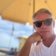 37 lbs for reps. 💪 #StanleyCup (🎥: IG/lundell_anton)