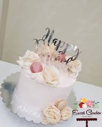 Following the hot macaron trend, this sleek and modern wedding cake features macarons and oodles of style. Sweet Garden Little Birthday Cake With Flowers Meer Info Sweet Garden1 Outlook Com Cake Taart Rotterdam Flower Macarons Happybirthday Redvelvet Silver Foody Noordmolenstraat Zwartjanstraat Rotterdam Happy Instalike Like L4l Facebook