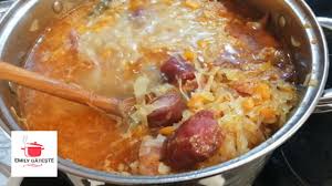 1 ciolan afumat (am avut unul cu os de aproximativ 1,2 kg). Ciorba De Varza Lucicos Lucskos O Ciorba Speciala De Varza O Ciorba Dulceaga Si Gustoasa Youtube