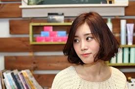 If you want a really cute short hairstyle for round faces, you should have random tresses and defining edges. Korean Hairstyle Women Round Face Short Hair Styles Korean Hairstyles Women Korean Hairstyle