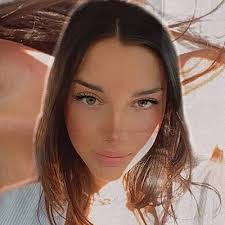 Elinor Montgomery's Instagram, Twitter & Facebook