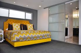 Idée déco pour chambre adulte, des exemples parmi les décorations d'intérieur réalisées avec des stickers muraux idzif.com. Idees Deco Pour Une Chambre Jaune Et Grise
