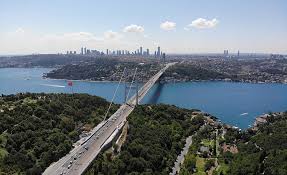 Bağlantı halatları dik diktir, boğaziçi köprüsü gibi v şeklinde değildir. Fatih Sultan Mehmet Koprusu Bu Aksam Aciliyor