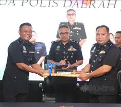 Seramai 31 orang menerima darjah setia negeri sembilan (dns) yang antaranya pengarah syarikat air negeri sembilan (sains) wan rasdi wan ismail, ketua polis daerah seremban acp thiew hock poh, pengurus besar telekom malaysia berhad negeri sembilan ir. Dsp Maslan Dilantik Kpd Jelebu Baharu