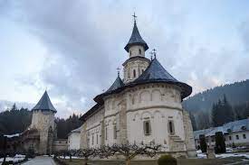 The putna monastery is a romanian orthodox monastery, one of the most important cultural, religious and artistic centers established in medi. Https Xn Urlaub In Rumnien 2qb De Ro Uir De Vizitat Locatii De Vizitat Manastirea Putna