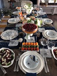 Küçük çocuklu ailelerde yıkanması, ütüsü kolay örtüler kullanılmalıdır. Protokol Sofrasi Kurma Nezaket Kurallari