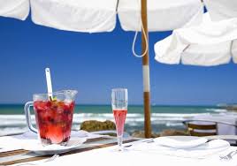 Voici L Apero Que Vous Allez Boire Tout L Ete Elle A Table Boire Alcool Fruits De Saison