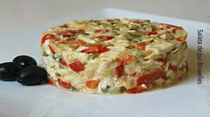 O salată minunată ce poate fi servită de sărbători sau în orice zi cînd aveţi nevoie să o faceţi deosebită. Salata Cu Piept De Pui Bruxelles Reteta