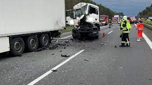 Ein schwerer verkehrsunfall hat sich heute früh (13. Autobahn A13 Unfall Zwischen Pkw Und Zwei Lkw Sorgt Fur Stundenlange Strassensperre Lausitzer Rundschau