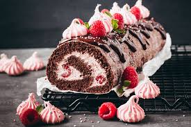 Einige rezepte für kuchen und torten werden jedoch nur zu bestimmten anlässen gebacken. Himbeer Schoko Biskuit Rolle Tipps Fur Biskuit Teig Chocolate Clouds