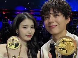 IU and Park BoGum, from the TV series ”Thank You for Your Work,” burst with  beauty while holding the trophy
