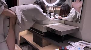 【NTRイチャラブSEX】ホテル着いてすぐに洗面所でイかされて甘々セックス 人妻さん連続イキ　個人撮影 素人 寝取られ 乳首 女性向け 若妻 痴女  むっちり NTR おっぱい イク瞬間 パイパン H