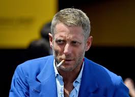 En calzoncillos, lapo elkann (nueva york, 1977) suelta esta frase en la azotea del hotel omm de barcelona, mientras se pone un tres piezas en un visto y no visto. Nach Der Trennung Von Shermine Lapo Elkann Ist Verlobt Promiflash De