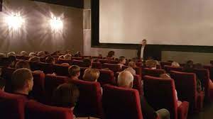Abends sind in wasserburg am inn anhaltende schauer zu erwarten bei temperaturen. Wasserburg Am Inn Schindlers Heimatkomodie Zum Zweiten Mal Im Kino Utopia Verlangert Wasserburg Am Inn