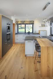 Offene Kuche Modern Mit Kochinsel Grau Weiss Holz Ideen Haus Bongart Von Baufritz Fertighaus Hausbaudirekt De Moderne Kuche Fertighauser Kuche Holzboden