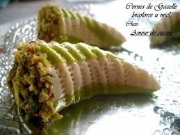 Corne De Gazelle Bicolore Pincee Au Miel Amour De Cuisine Recette Nourriture Marocaine Corne De Gazelle Alimentation