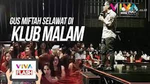 Pria bernama lengkap miftah maulana habiburrahman itu mengaku, dakwah di dunia malam adalah rutinitas yang ia lakukan sejak sekitar 12 tahun silam. Rekaman Video Gus Miftah Ajak Wanita Di Klub Malam Berselawat Youtube