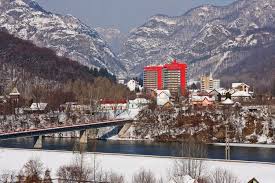 Complexul este situat in centrul statiunii. CÄƒlimÄƒnesti CÄƒciulata Locul Unde Te SimÅ£i Bine In Toate Cele 4 Anotimpuri Din An Coltisor De Romania