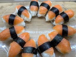 Les Sushi Maison C Est Facile Avec Le Tuto De Miss Tchiiif Cuisine Lifestyle Sushi Maison Sushi Cuisine