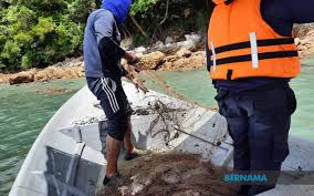 Binaan bangunan ini juga agak simbolik dengan sembilan buah tiang, sembilan anjung tidak ramai tahu tentang pusat ikan yang di urus oleh jabatan perikanan port dickson ini. Bernama Jabatan Perikanan N Sembilan Sita 10 Pukat Haram Di Tanjung Tuan