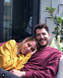 30 haziran 1987, i̇stanbul), türk oyuncu ve sunucu. Uraz Kaygilaroglu Ile Melis Isiten Bosanma Karari Aldi Magazin Haberleri Magazin Haberleri