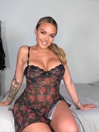 OnlyFans Model in cumshot - FameRegistry.com