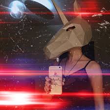Met alleen een simpel papieren wegwerp bordje kun je zijn wie je maar wil. Disco Unicorn Unicorn Disco Discoball Nigth Selfie Unicornselfie Papercraft Lowpoly Silverunicorn Lights Mask