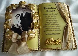 Schließlich muss das jubelpaar 60 jahre verheiratet sein, dann erst wird dieses jubiläum gefeiert. Diamantene Hochzeit 60 Jahriges Ehejubilaum Dekobuch Beige Gold Fur Foto Mit Holz Buchstander Amazon De Schmuckbuchatelier Bucher