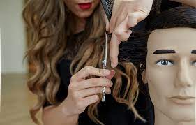 Coupe cheveux court frisés blonds. Cours De Coupe Professionnel