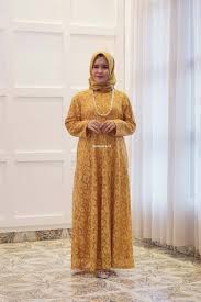 Untuk lebih jelasnya mari kita simak ulasan dibawah ini. Model Gamis Brokat Orang Tua Diary Hijaber