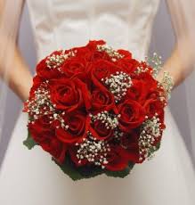Fiori colorati, bouquet alternativi sono sempre più di tendenza. 10 Bouquet Da Sposa Con I Fiori Di Stagione Piu Belli