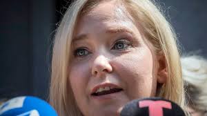 Wonder Woman' star endorses sister's opponents in political race