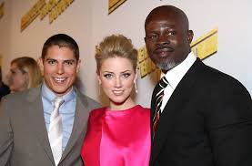 Amber heard straddling a guy on the floor and leaning over to kiss him, showing some nice cleavage down her shirt. Djimon Hounsou Amber Heard Sean Faris Djimon Hounsou Amber Heard Photos Zimbio